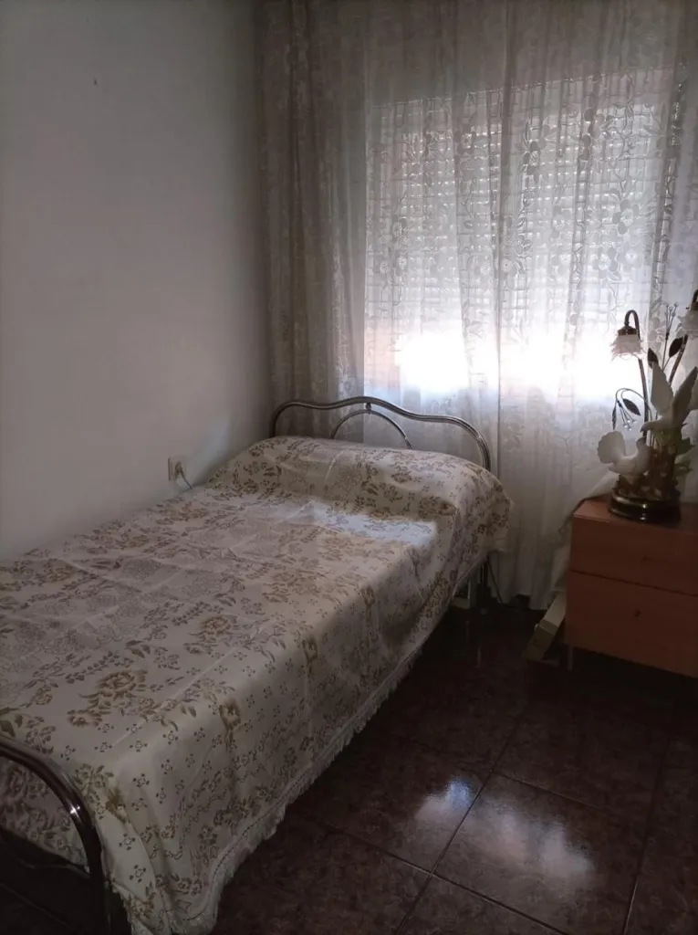 Dormitorios - Piso amueblado con ascensor en Granada