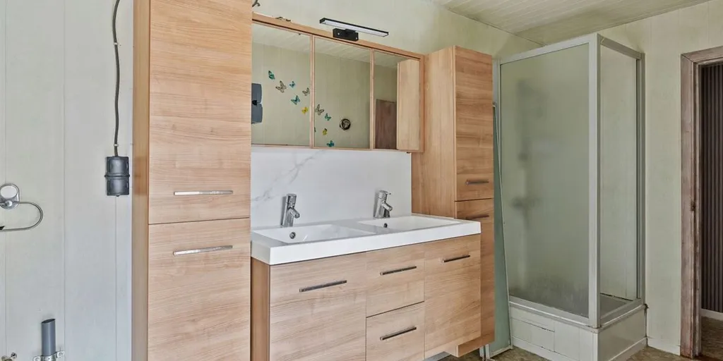Bathrooms - Mixed-Use Property with Private Residence in Tongeren