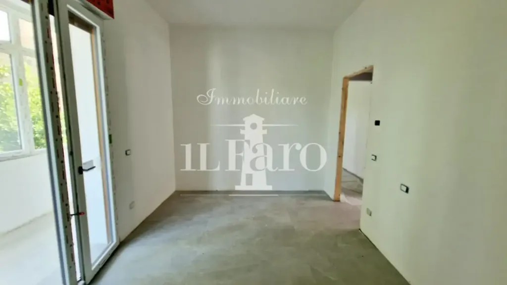 Entrée - Rear-Accessed Flats with Balcony in Signa