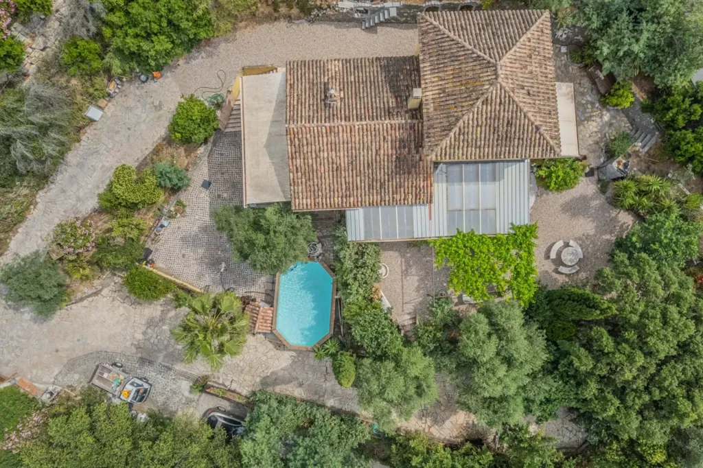 Õhuvaade - Villa with Development Potential in Golf Estate