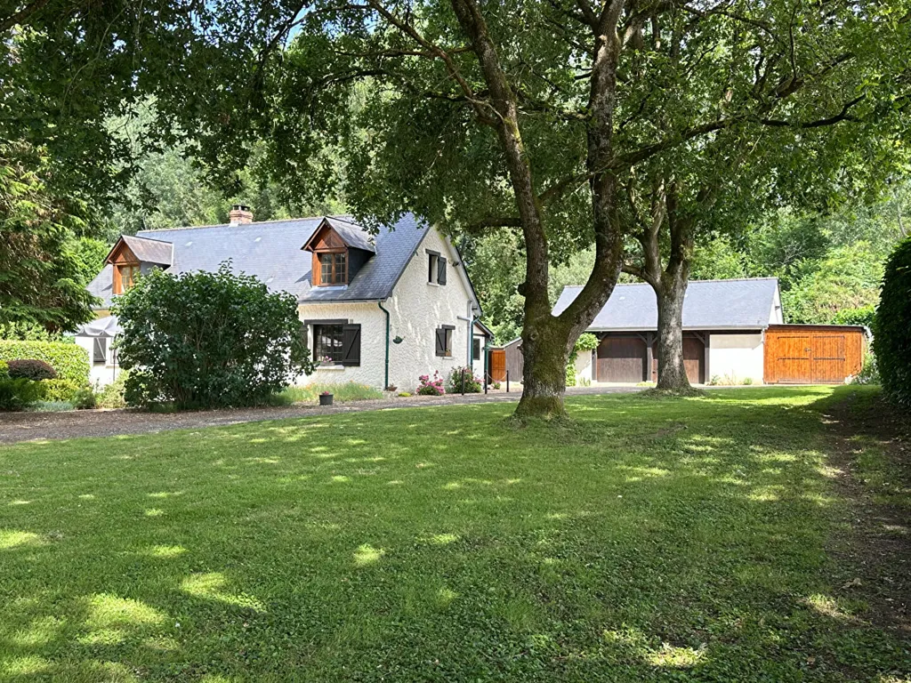 Jardin - Propriété Boisée au Bord d'un Ruisseau près de La Suze-sur-Sarthe