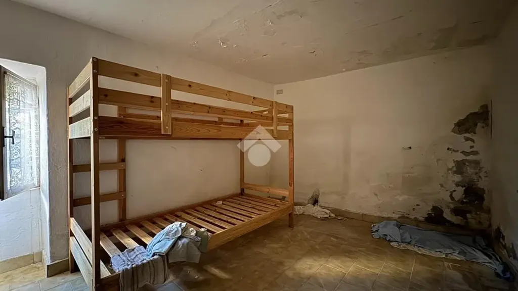 Chambres - Restoration-Ready Trilocale in Moglio, Alassio