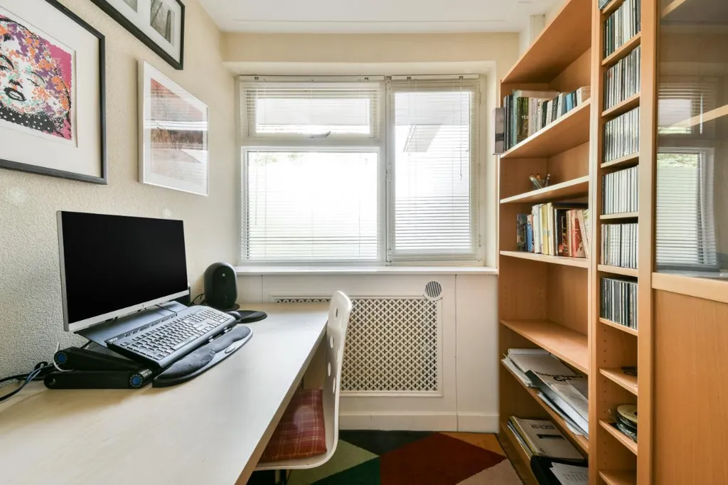 Bureau - Corner Apartment with Balcony in Keizer Karelpark, Amstelveen