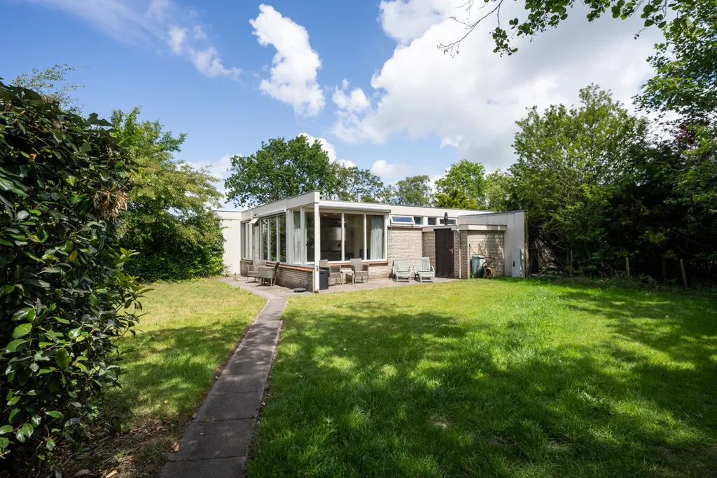 Giardino - Gabled Bungalow with Garden in De Koog