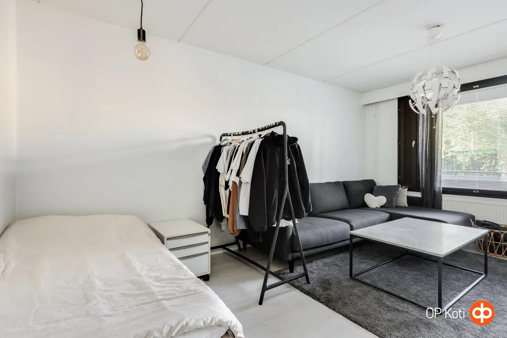Magamistoad - Renovated Flat with Glazed Balcony in Mäntylä