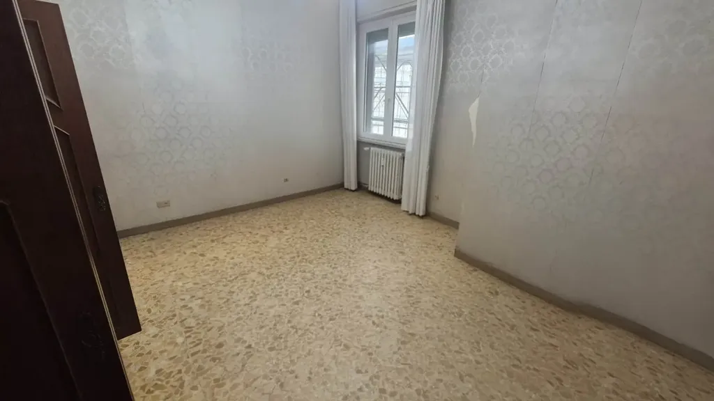 Pièces - 4-Room Apartment with Balcony in Florence