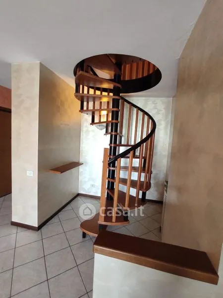 Pièces - Two-Level Apartment with Balcony in Bergamo