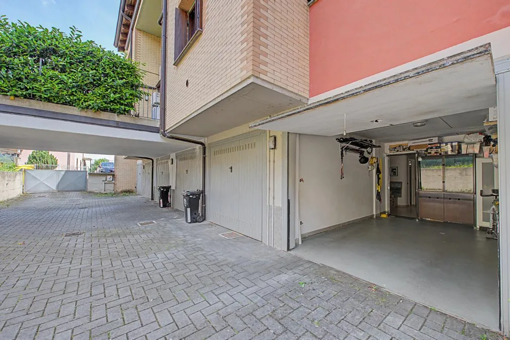 Garage - Three-bedroom Apartment with Terrace in Parma