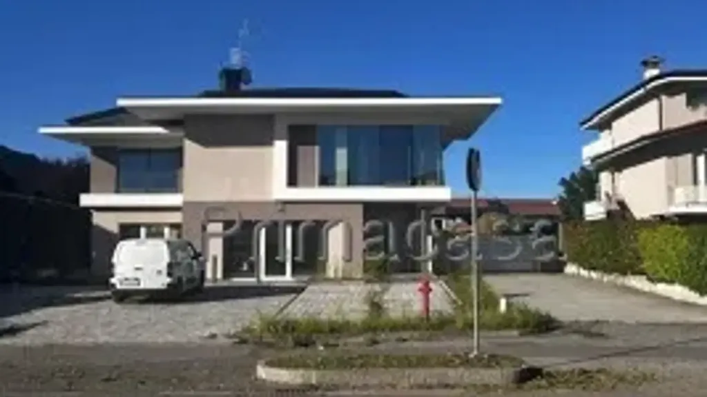 Extérieur - New Four-Bedroom Apartment with Parking in Prevalle