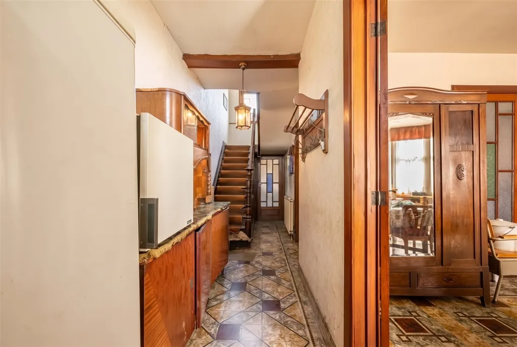Esik - Renovatable House with Garden in Kanegem