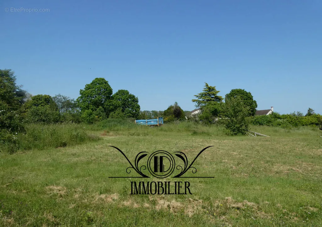 Aed - Constructible Plot with Garden in Briare