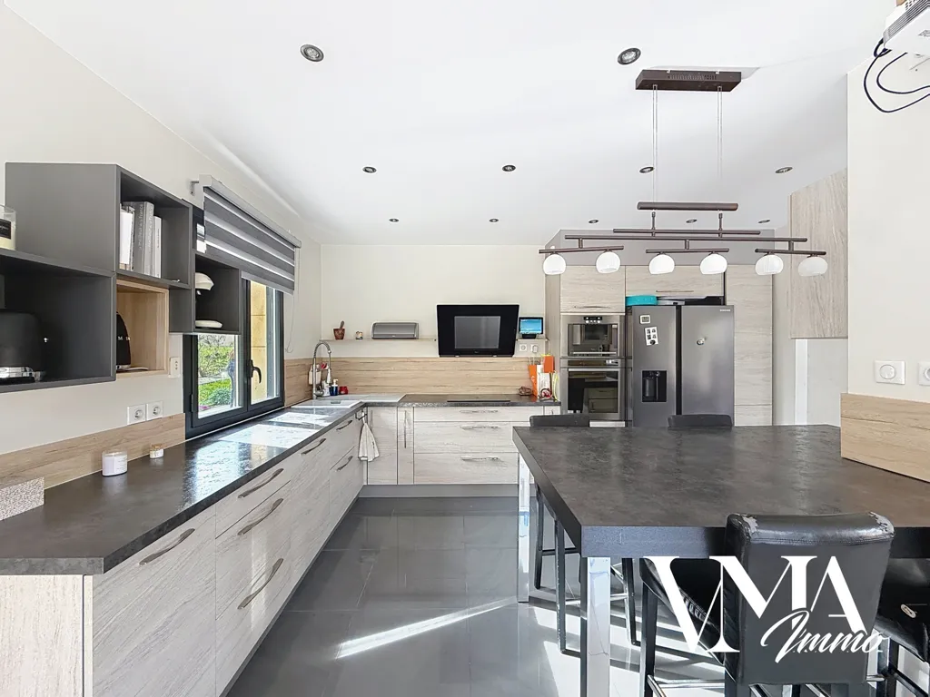 Cuisine - Villa Familiale avec Jardin dans le Secteur Pierres Dorées