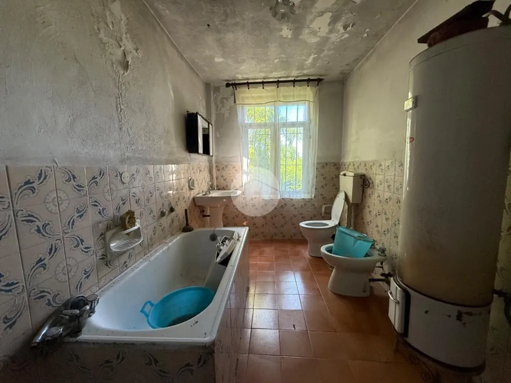 Bathrooms - Historic Independent House in Montafia