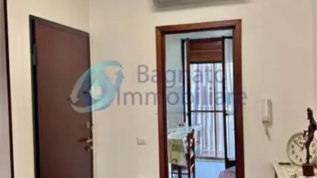 Entrée - Three-Bedroom Apartment with Balcony in Novara