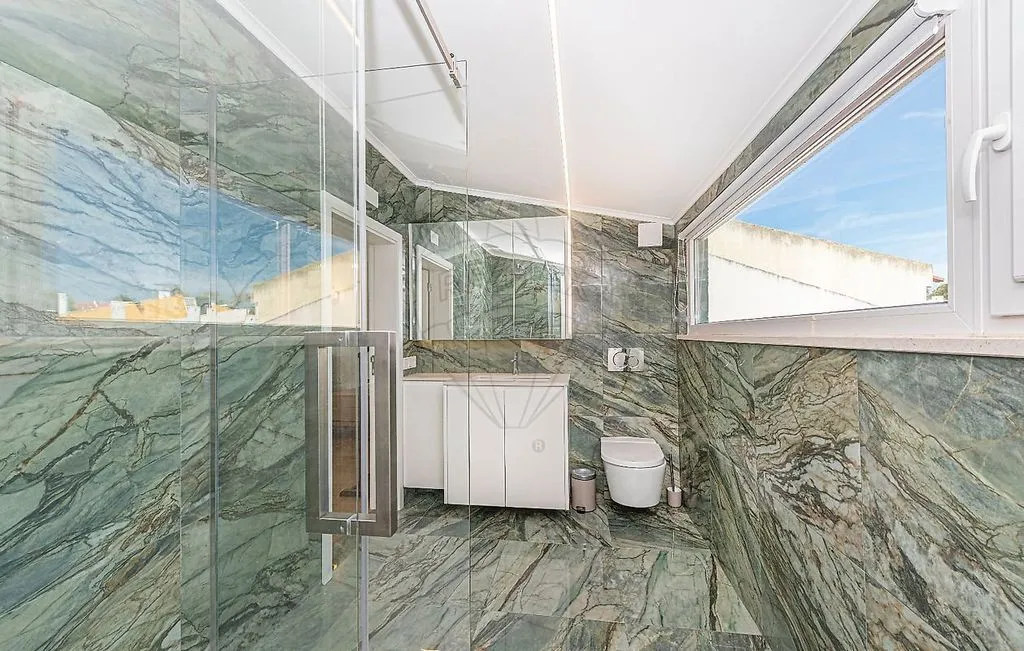 Bathrooms - Luxury Villa with Ocean View in Cascais