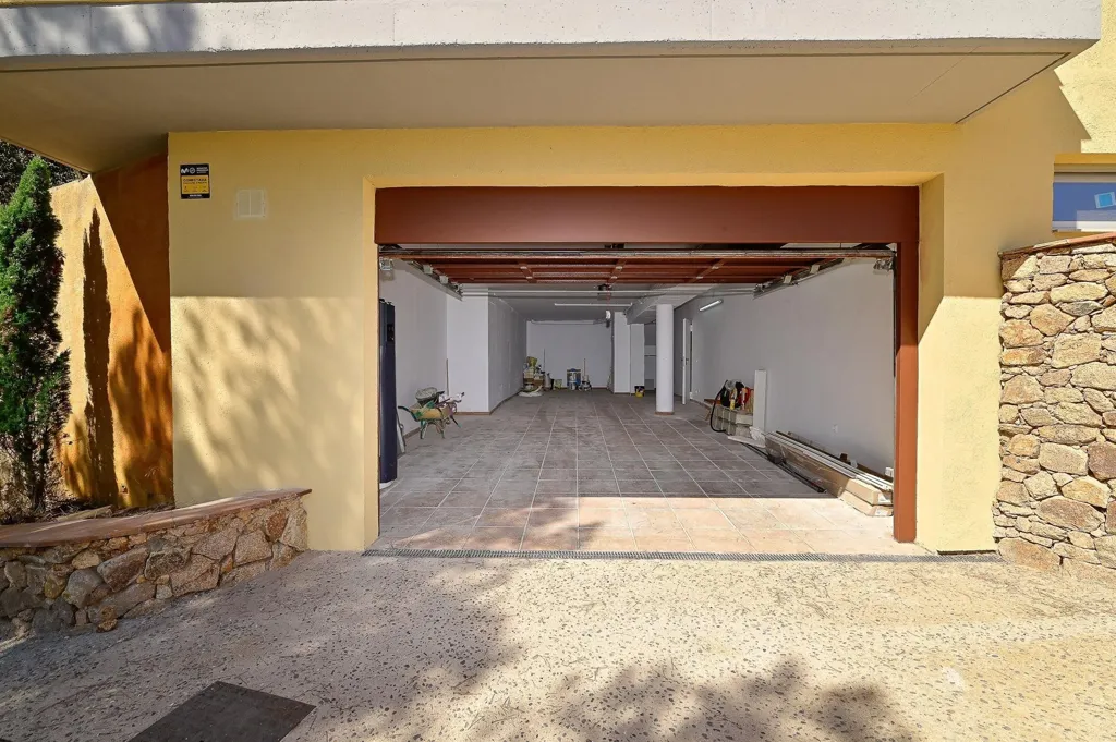 Garaaž - Detached Villa with Sea Views in Punta Brava