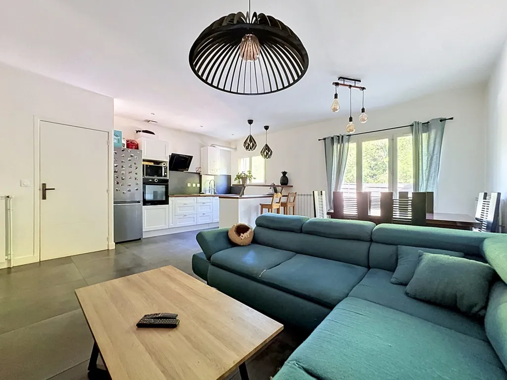 Séjour - Appartement Rénové avec Jardin et Terrasse à Gières