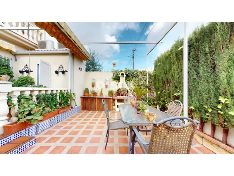 Terrasse - Two-Storey House with Solar Panels in Majaneque