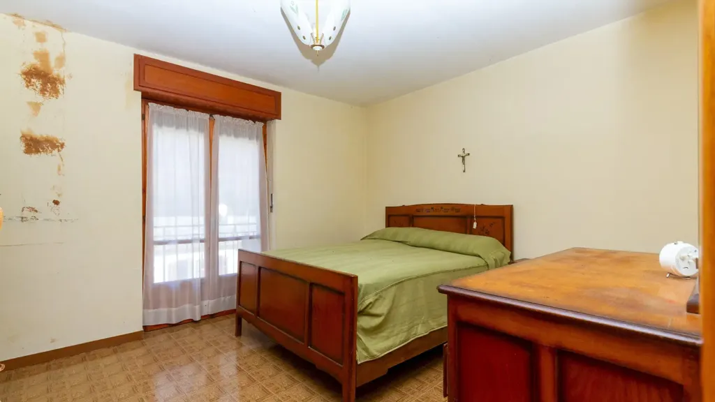 Chambres - Detached House with Three Garages in Frassino