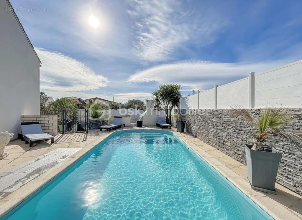 Pool - Villa with Pool and Garage in Cournonsec