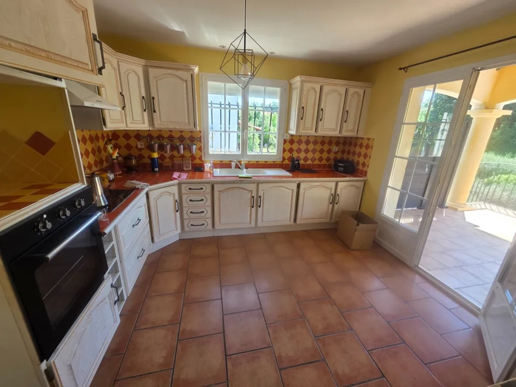 Köök - Charming Villa with Terrace in Cendras