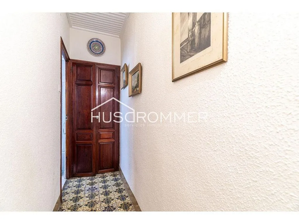 Esik - Dual-Unit Property with Central Location in Vila-real