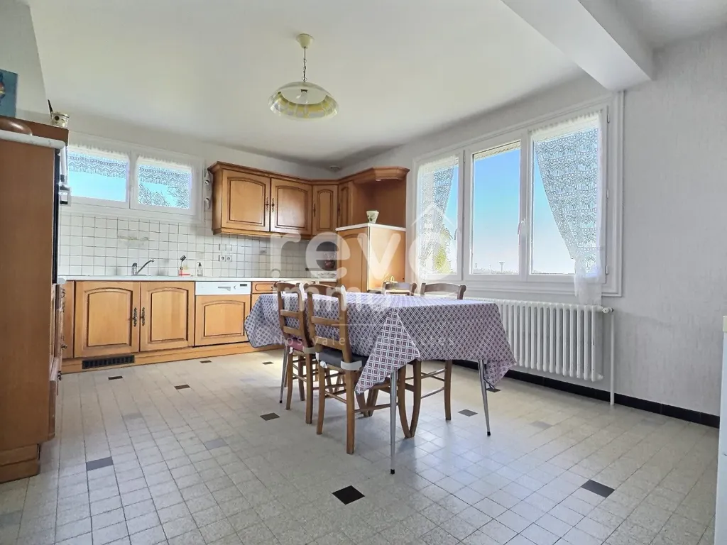 Cuisine - Maison avec Vue Panoramique à Civrieux