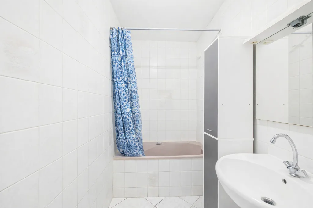 Salles de bain - Appartement T5 avec Balcons et Garage à Valence