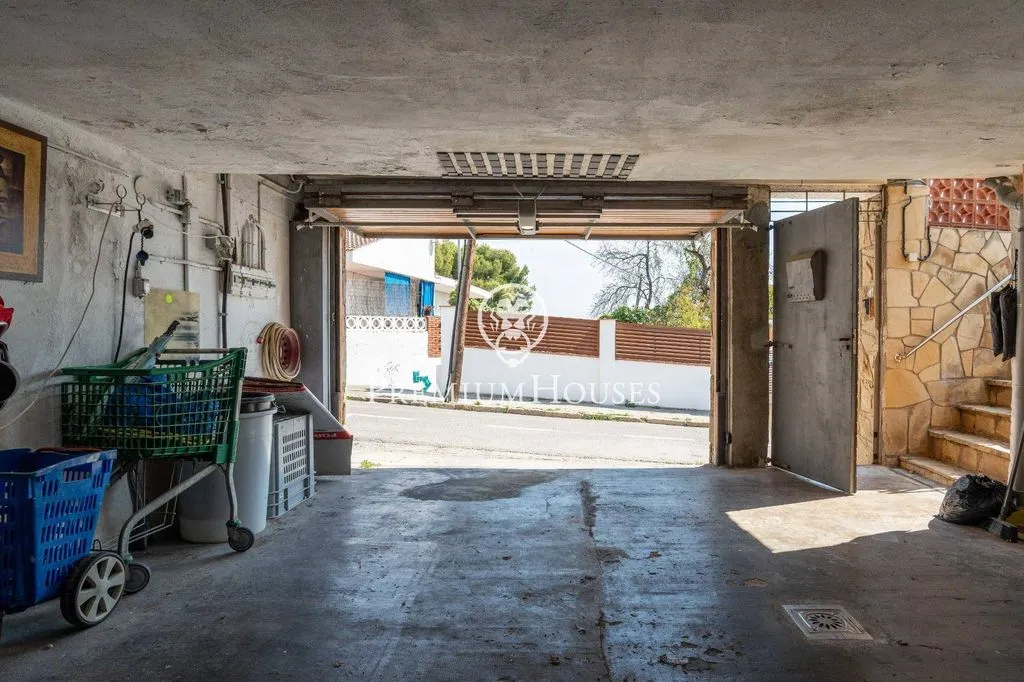Garage - Luxury House with Pool in Castelldefels
