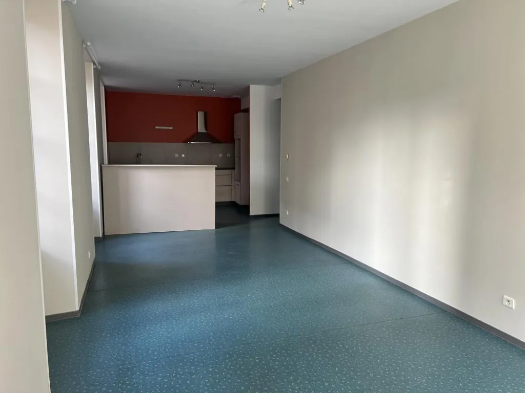 Pièces - Appartement Ensoleillé avec Ascenseur en Centre-Ville