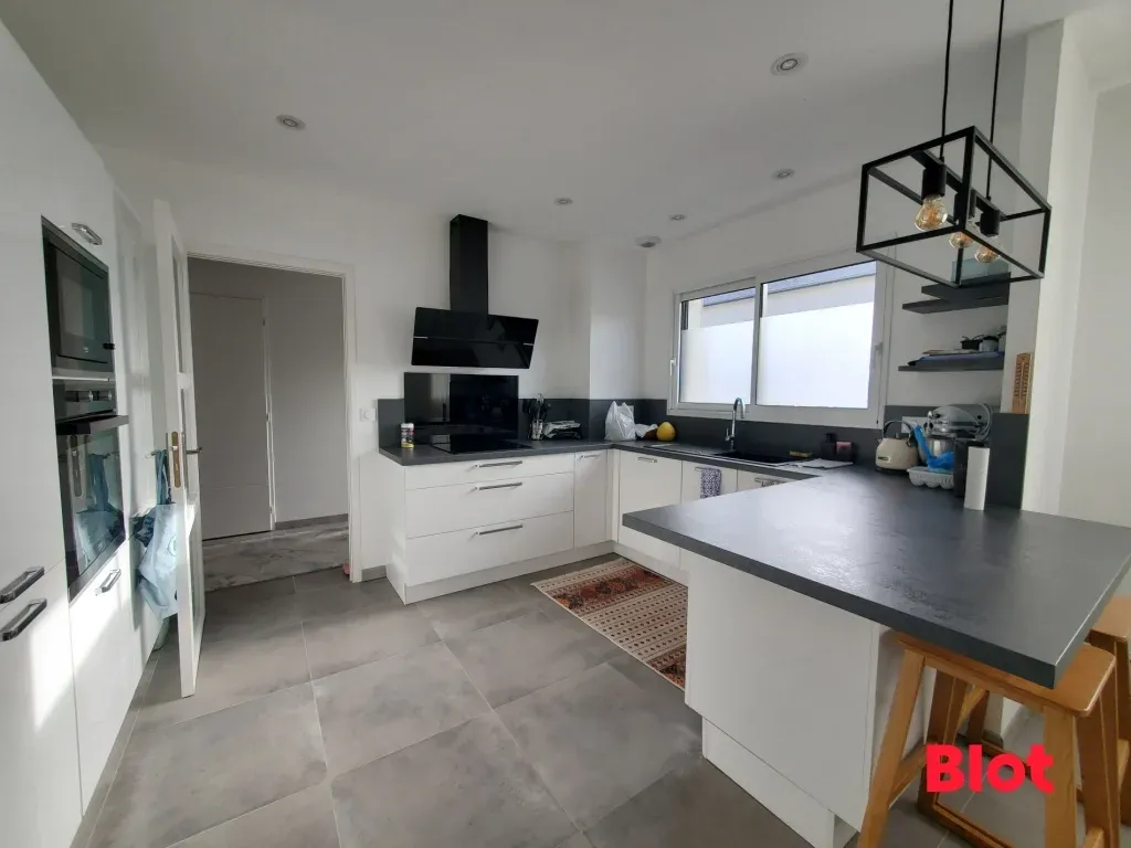 Cucina - Contemporary House with Balcony in Saint-Avé