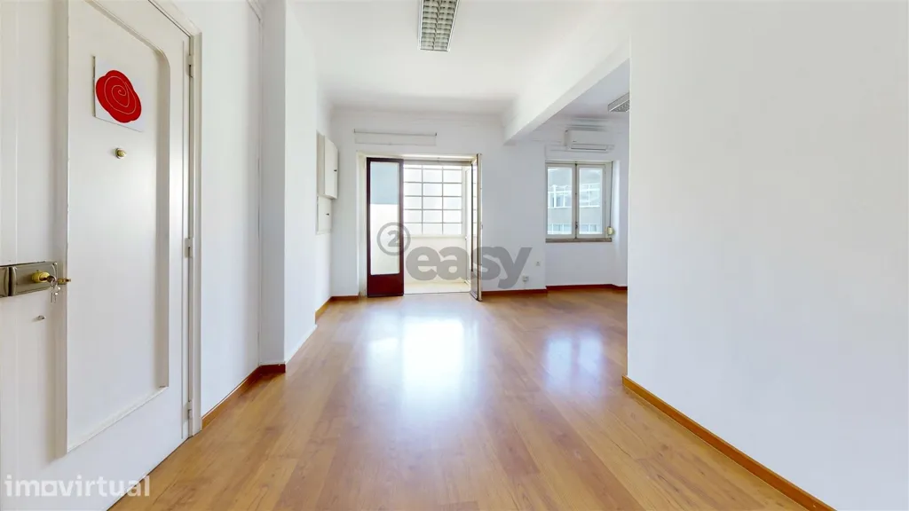 Esik - Modernised Office with Lift in Arroios, Lisbon