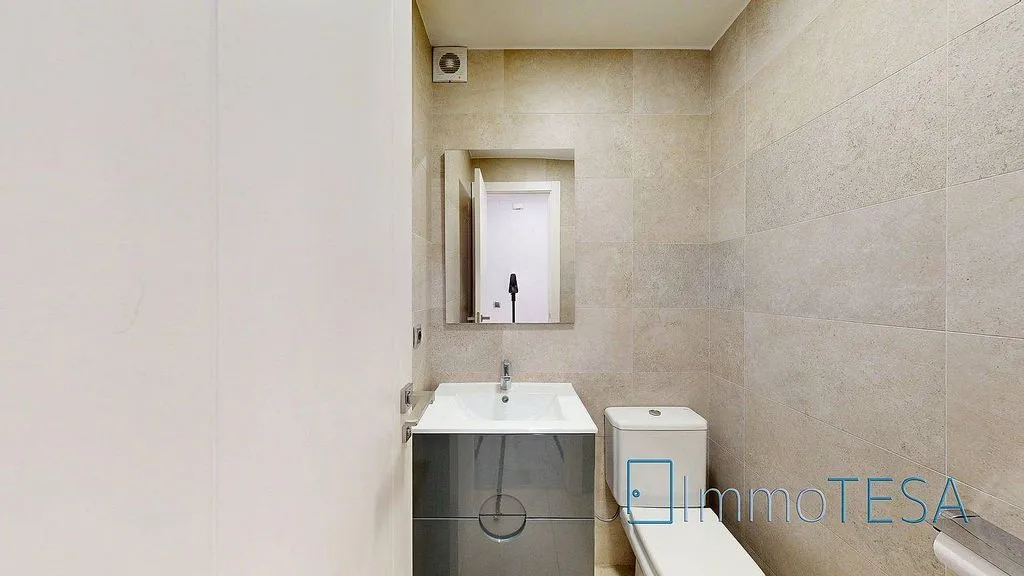 Salles de bain - Apartment with Balcony in Parc d’Europa
