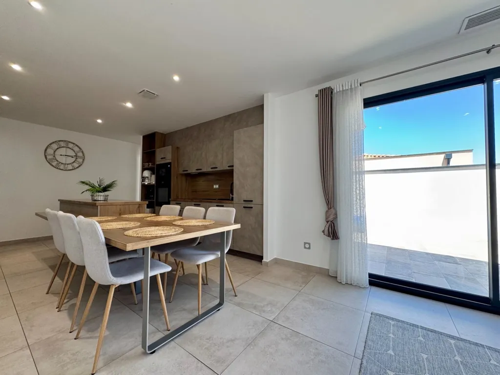 Sala da pranzo - 5-Piece House with Terrace in Saint-Christol-lès-Alès