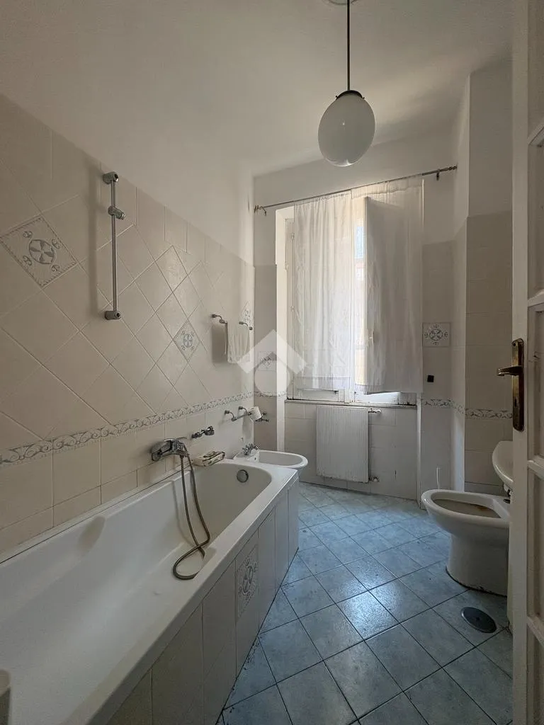 Vannitoad - Bright 3-Bedroom Apartment in Via Chimirri, Catanzaro