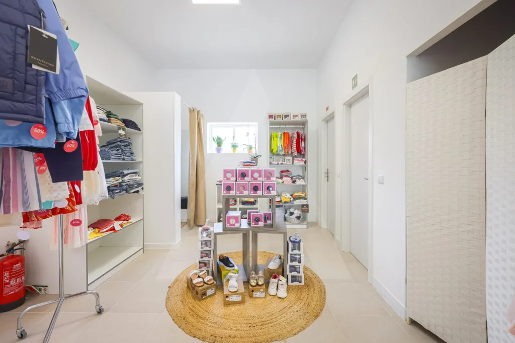 Pièces - Operational Clothing Store in Palhaça Centre