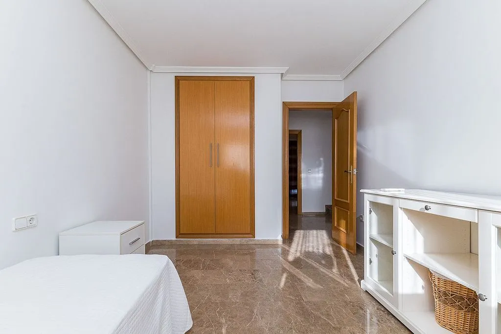 Chambres - Terraced Semi-Detached House in Picanya