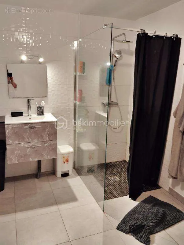Salles de bain - Maison d'Époque dans un Village Paisible
