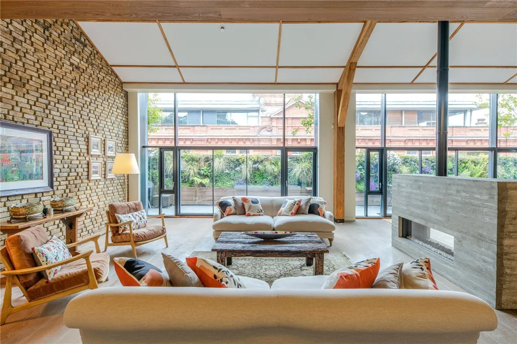 Living Room - 3-bedroom property in London