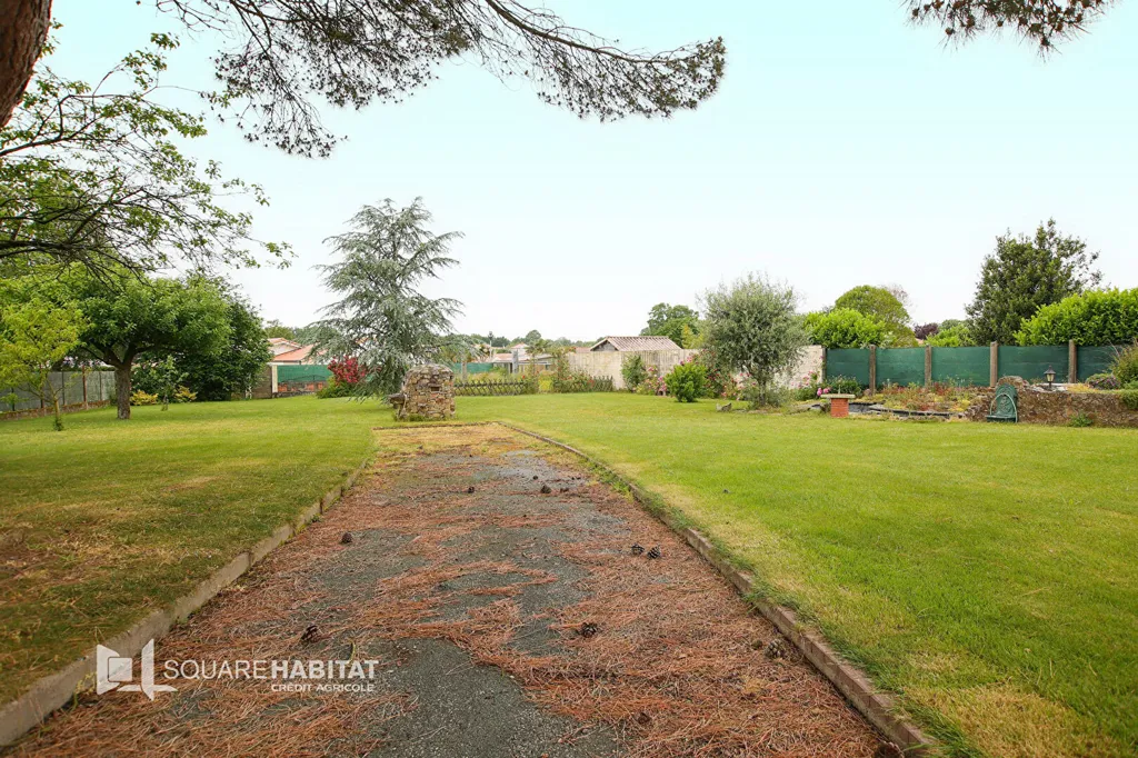 Jardin - Maison de 7 Pièces avec Garage à Bellevigny
