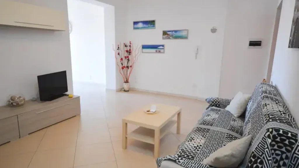 Elutuba - Four-Room Apartment with Balcony in Crosia