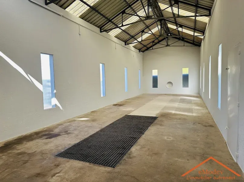 Pièces - Locaux Professionnels avec Hauteur sous Plafond à Eloyes
