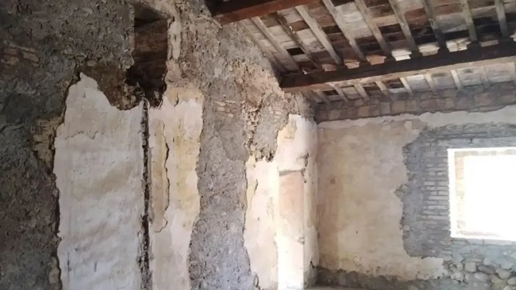 Pièces - Partially Renovated Rustico with Panoramic Views near Città della Pieve
