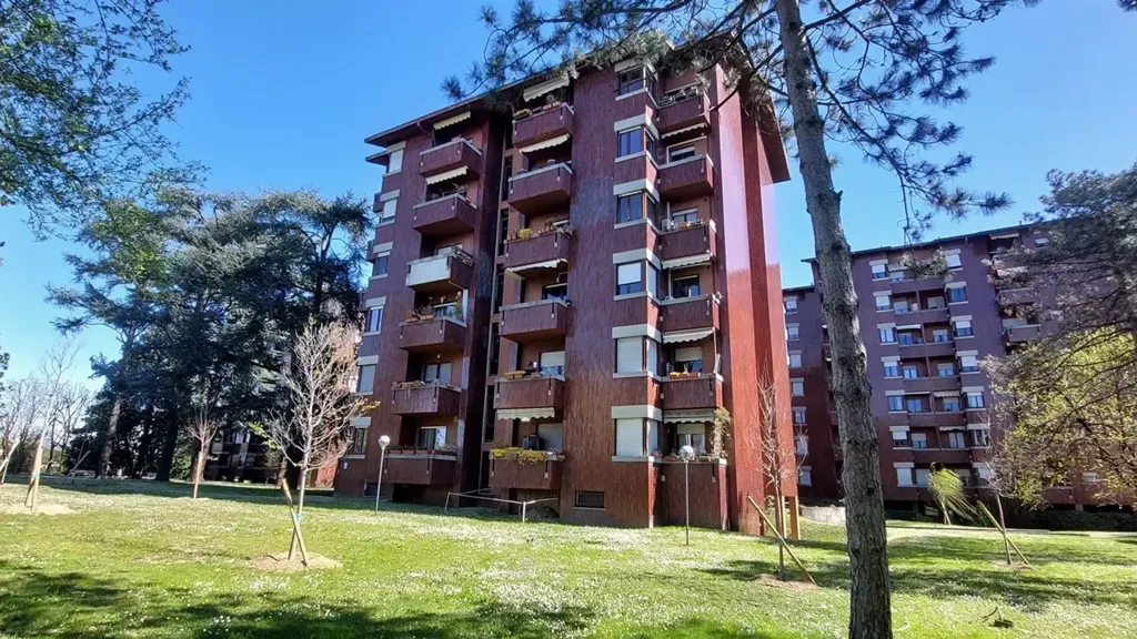 Exterior - Four-Bedroom Apartment with Balcony in Monza