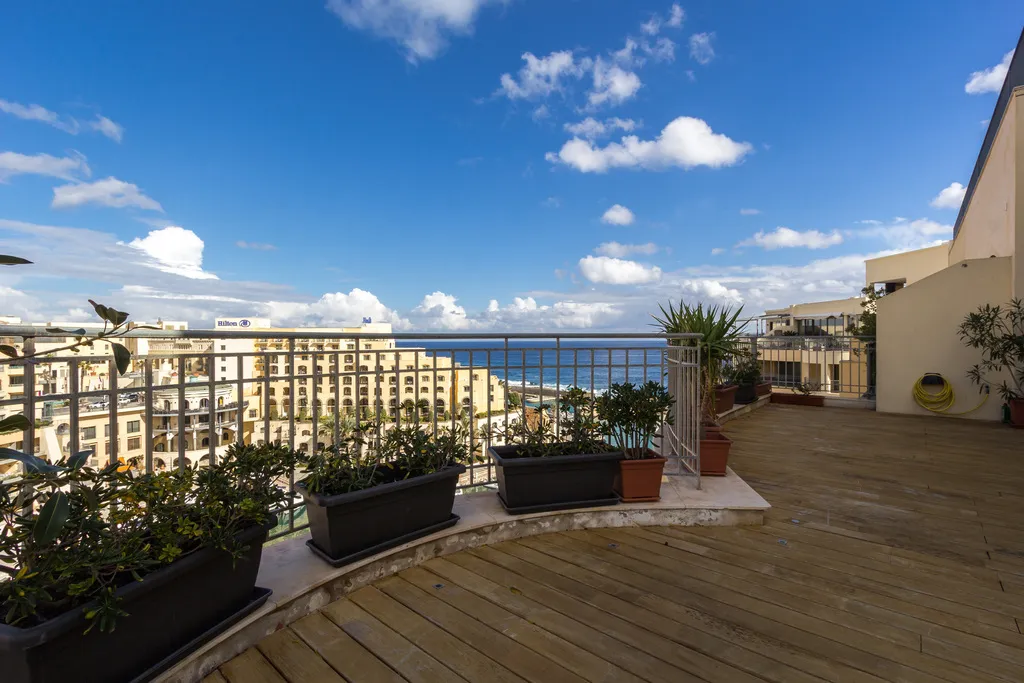 Balcony - 3-bedroom apartment in Portomaso