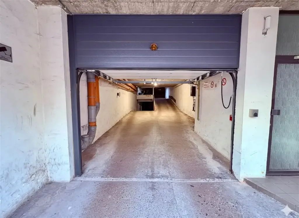 Garaaž - Parking Space on Upper Floor in Urban Area
