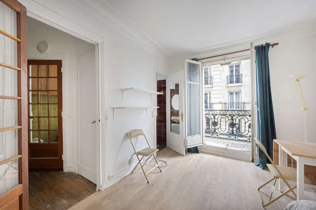 Elutuba - Haussmannian Studio with Balcony in Paris 13