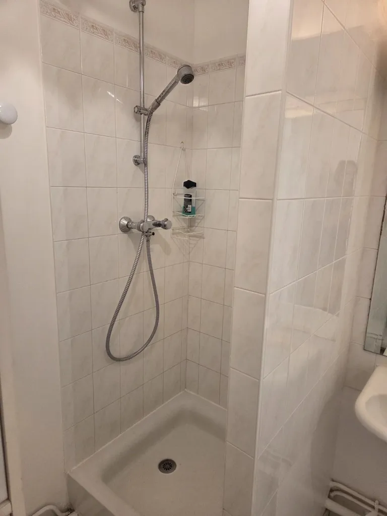 Salles de bain - Studio avec Balcon et Parking à Etienne Ventenat