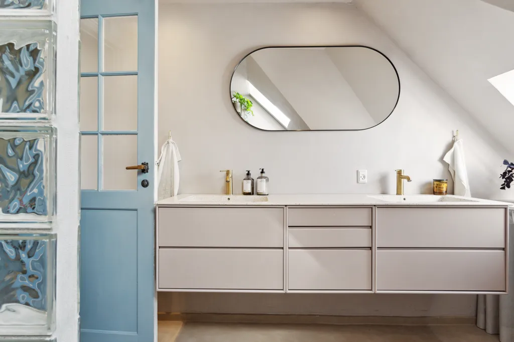 Salles de bain - Modernised Townhouse with Coastal Access in Rungsted