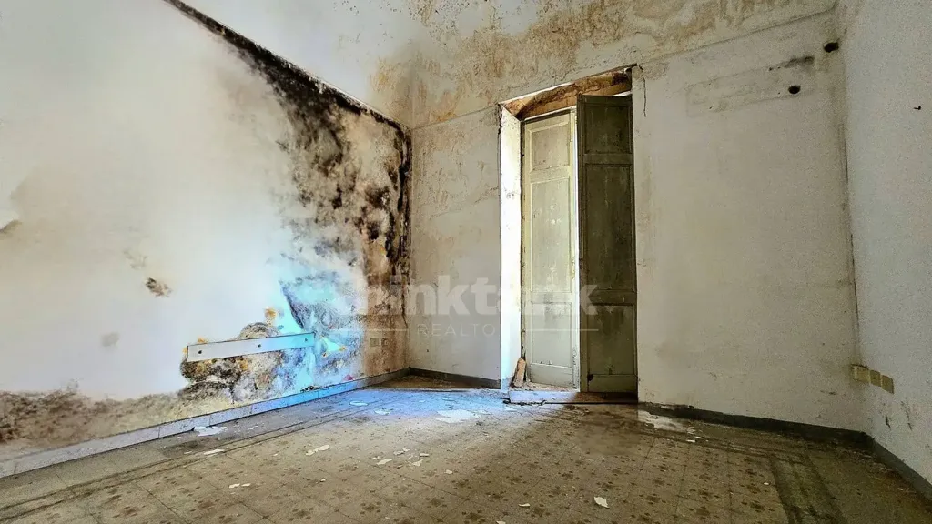 Rooms - Historic Villa with Dual Entrances in Rosolini